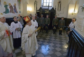 Tablicę po Mszy św. poświęcili bp Piotr Turzyński (z lewej) i bp Henryk Tomasik.
