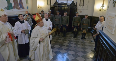 Tablicę po Mszy św. poświęcili bp Piotr Turzyński (z lewej) i bp Henryk Tomasik.