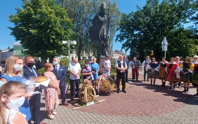 Dzięczynienie za plony rozpoczęło się przy pomniku św papieża Polaka.