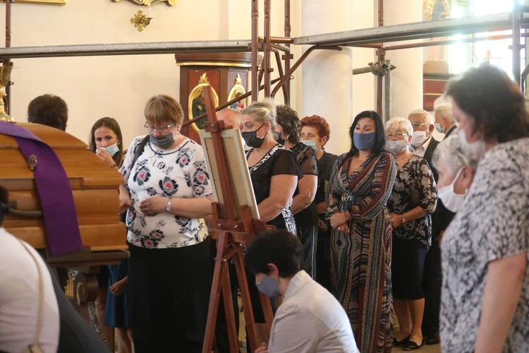 Ostatnie pożegnanie ks. kan. Władysława Urbańczyka w Rybarzowicach 