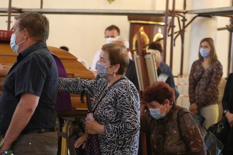 Ostatnie pożegnanie ks. kan. Władysława Urbańczyka w Rybarzowicach 