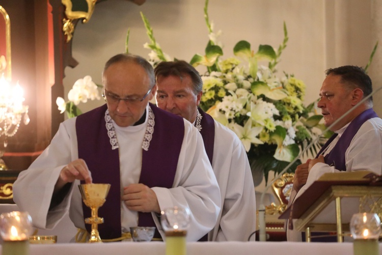 Ostatnie pożegnanie ks. kan. Władysława Urbańczyka w Rybarzowicach 