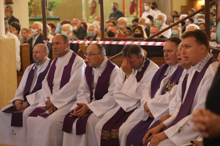 Ostatnie pożegnanie ks. kan. Władysława Urbańczyka w Rybarzowicach 