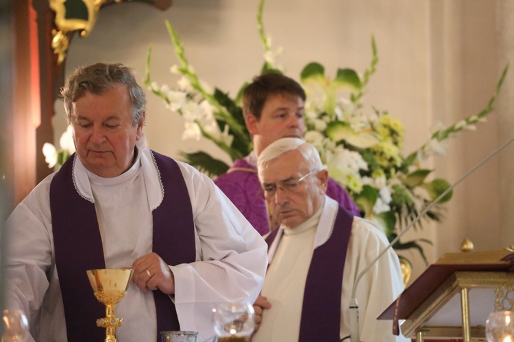 Ostatnie pożegnanie ks. kan. Władysława Urbańczyka w Rybarzowicach 