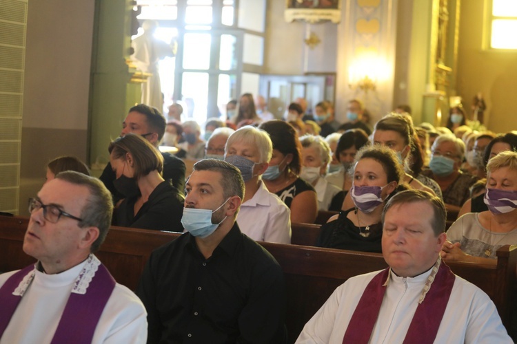 Ostatnie pożegnanie ks. kan. Władysława Urbańczyka w Rybarzowicach 