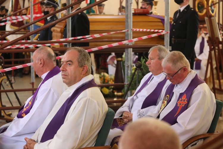 Ostatnie pożegnanie ks. kan. Władysława Urbańczyka w Rybarzowicach 