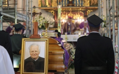 Ostatnie pożegnanie ks. kan. Władysława Urbańczyka w Rybarzowicach 