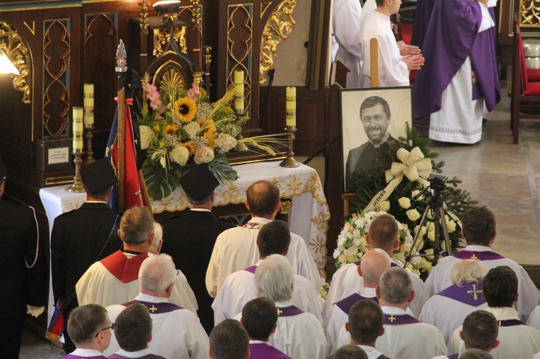 Lubzina. Uroczystości pogrzebowe śp. ks. Jaromira Buczaka