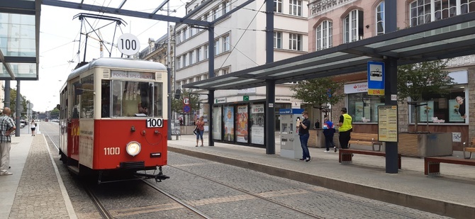 Katowice. W 100. rocznicę wybuchu II powstania śląskiego na ulice wyjechał tramwaj powstańczy