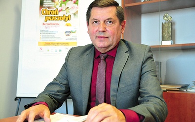 ▲	Janusz Bodziacki podkreśla priorytet edukacji w trosce o ekologiczne życie.