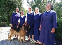 ▲	Lubelskie zakonnice: Florence Rasolofoarisoa, Aimeé Rasoamiaranarivo, Małgorzata Demenga, Veronika Lima Alaves, Bernadette Ravaonasolo oraz Rocky.