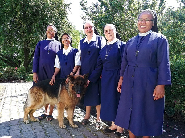 ▲	Lubelskie zakonnice: Florence Rasolofoarisoa, Aimeé Rasoamiaranarivo, Małgorzata Demenga, Veronika Lima Alaves, Bernadette Ravaonasolo oraz Rocky.