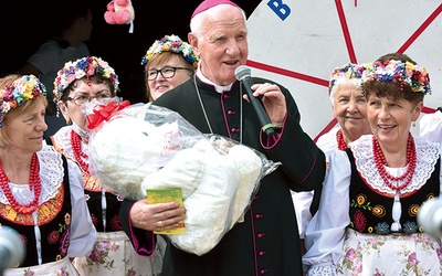 ▲	Biskup otrzymał w prezencie wielkiego misia z maseczką symbolizującego tegoroczny nowowiejski odpust.