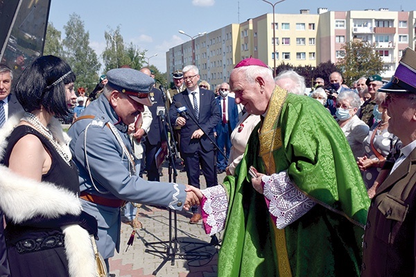 ▲	Wśród zaproszonych gości był wcielający się w postać Józefa Piłsudskiego Zbigniew Curyl.