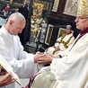 ▲	Gest włożenia rąk to element składanego przyrzeczenia czci i posłuszeństwa biskupowi i jego następcom.
