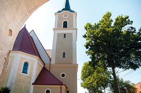 	Po remoncie wyniesiony fragment budynku zyskał nową kolorystykę.