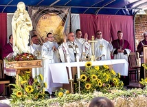 Eucharystia odbyła się na dziedzińcu katedry Wniebowzięcia NMP i św. Andrzeja.