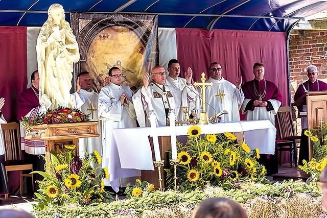 Eucharystia odbyła się na dziedzińcu katedry Wniebowzięcia NMP i św. Andrzeja.