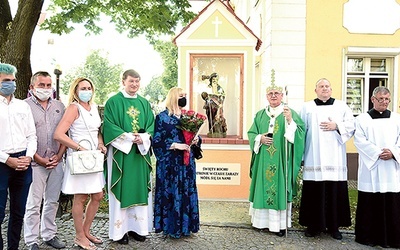 Kapliczka znajduje się przy plebanii.