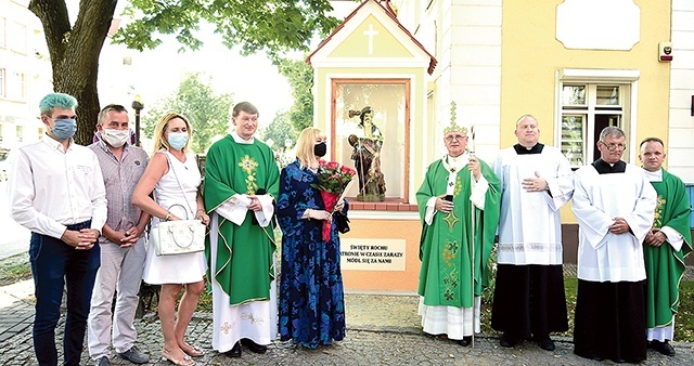 Kapliczka znajduje się przy plebanii.