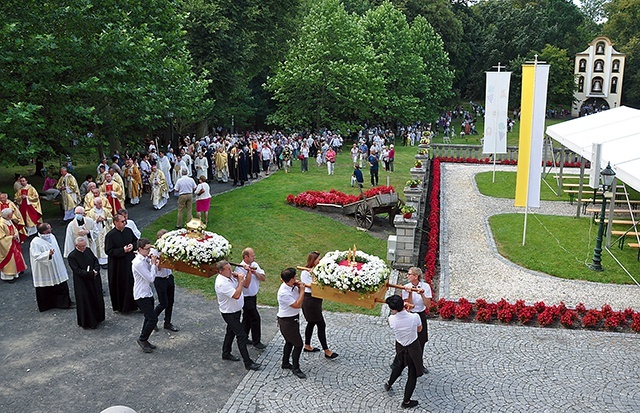  Eucharystia zakończyła się procesją z relikwiami i Najświętszym Sakramentem.