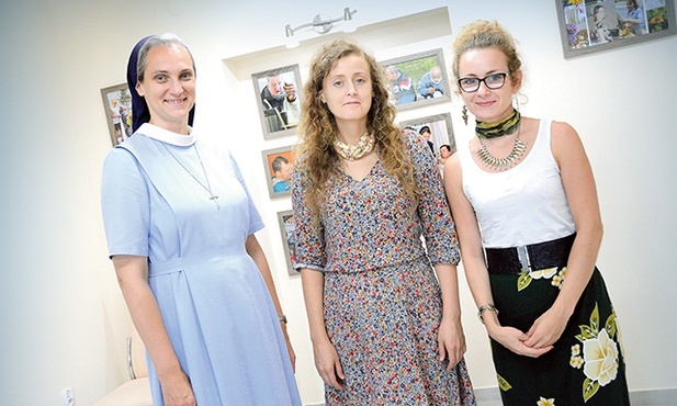 Od lewej: s. Aldona Skrzypiec SSpS, Magdalena Hodyra  i Marta Hodyra.