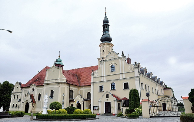 Barokowy kościół i klasztor wyglądają pięknie za dnia i podświetlone nocą.