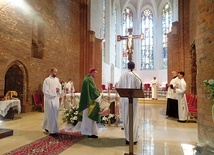 ▲	W odnowionym prezbiterium kolegiaty bp Krzysztof Zadarko z Koszalina poświęcił 26 lipca krzyż, kopię krucyfiksu z sanktuarium w Cimabue.