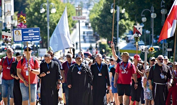 ▲	Na Jasną Górę z grupami z diecezji weszli też nauczyciele z „Warsztatów w Drodze” oraz ci pątnicy, księża i świeccy,  którzy przeszli całą trasę.