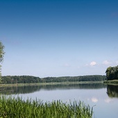 ▲	Zanim pojedziemy w inne części Polski, warto odkryć bogactwo naszego regionu. Na zdjęciu: jezioro Wędromierz k. Pszczewa.