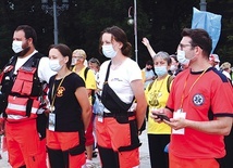 ▲	Podczas tegorocznej wędrówki ogromna odpowiedzialność spoczywała na służbach medycznych.