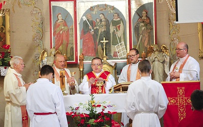 Ksiądz proboszcz Witold Grzomba przewodniczył pielgrzymiej Mszy Świętej. 
