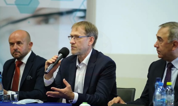 Prof. Krzysztof Tomasiewicz jako pierwszy poda lek na koronawirusa.