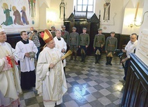 ▲	Płytę po Mszy św. poświęcili bp Piotr Turzyński (z lewej) i bp Henryk Tomasik.