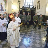 ▲	Płytę po Mszy św. poświęcili bp Piotr Turzyński (z lewej) i bp Henryk Tomasik.