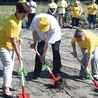 ◄	Jako pierwszy łopatę z wolontariuszkami wbił ks. Marek Kujawski.