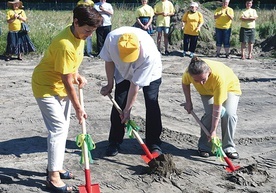 ◄	Jako pierwszy łopatę z wolontariuszkami wbił ks. Marek Kujawski.