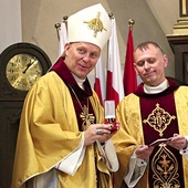 ▲	Ks. Kryspin Rak wręczył bp. Turzyńskiemu medal „W służbie Bogu i Ojczyźnie” i okolicznościowy ryngraf.