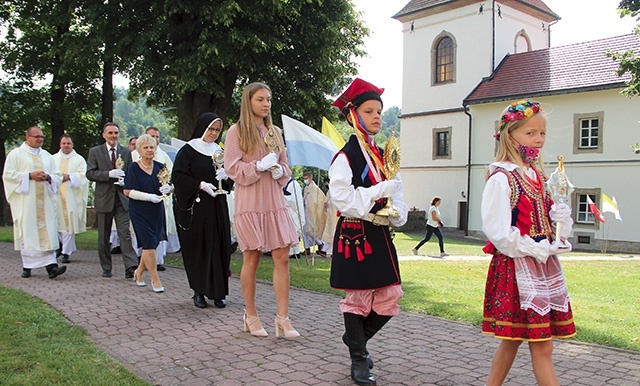 Przedstawiciele parafii wnieśli uroczyście do kościoła relikwie Krzyża Świętego, św. Jana Pawła II, św. Maksymiliana Kolbego, św. Zygmunta Szczęsnego Felińskiego, św. o. Pio, św. s. Faustyny oraz dwóch świętych męczennic, których relikwie pierwotnie znajdowały się w mensie ołtarzowej.