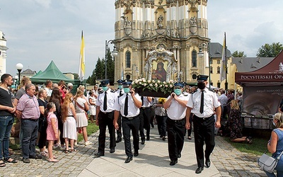 ▼	Procesja z ikoną Matki Bożej Łaskawej.