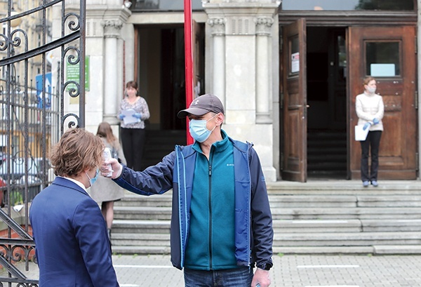 ▲	Tegoroczna nauka w szkołach średnich i jej egzaminacyjny finał były wyjątkowo stresujące.