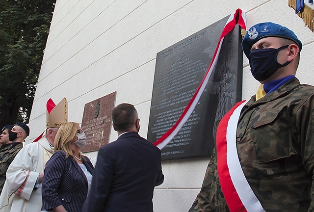 W odsłonięciu tablicy m.in. wzięła udział Małgorzata Gosiewska, wicemarszałek Sejmu.