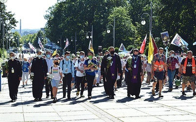 Wejście pielgrzymów na Jasną Górę.