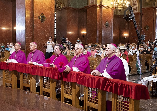 Modlitwa w bazylice przed wizerunkiem  Matki Bożej.