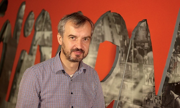 Andrzej Jerie porównuje pracę przy filmie dokumentalnym z pracą detektywa. Obie wymagają niezwykłej cierpliwości i szczegółowej analizy posiadanych dokumentów i dowodów.
