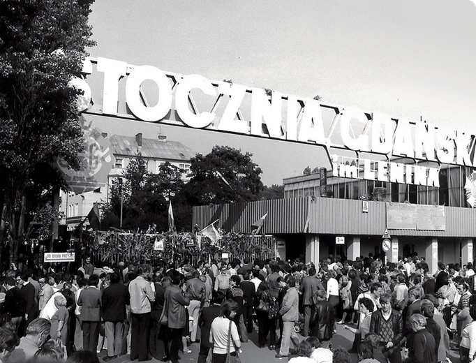 Legendarna Brama nr 2 w Stoczni Gdańskiej wtedy i dziś. To z niej Lech Wałęsa ogłosił zakończenie strajku i podpisanie tzw. porozumień gdańskich.