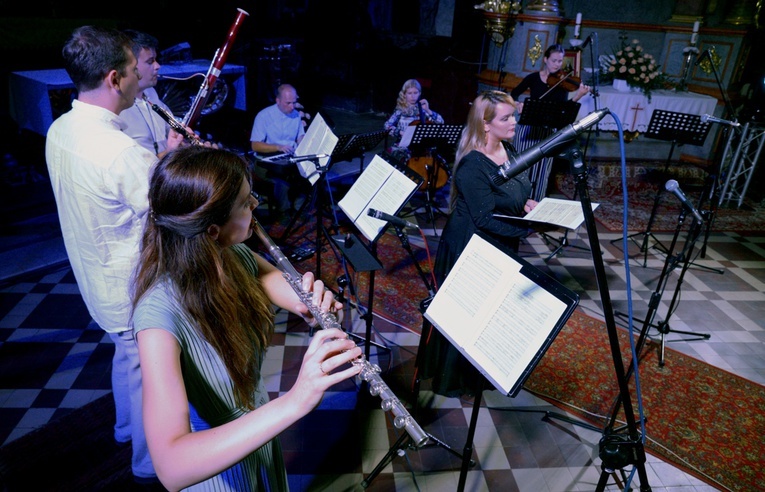 Capella Caelestis przeplatała muzykę z głębokim religijnym komentarzem.