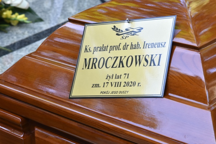 Płock. Pogrzeb ks. prof. Ireneusza Mroczkowskiego (1949-2020)