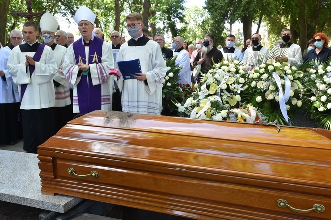 Płock. Pogrzeb ks. prof. Ireneusza Mroczkowskiego (1949-2020)