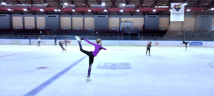 Trening zawodników Klubu Sportowego "EDGE" Skating Academy na Lodowisku Jantor Katowice